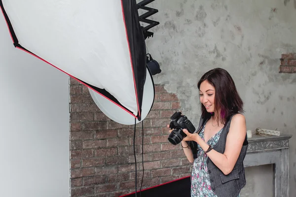 Fotografin mit Kamera arbeitet in einem professionellen Studio — Stockfoto