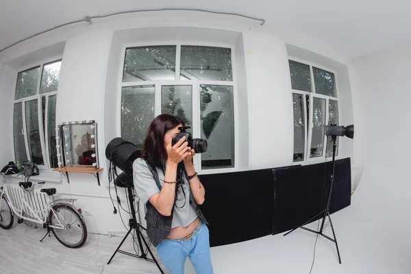 Fotograf arbeitet mit Model im Studio mit Ausrüstung — Stockfoto