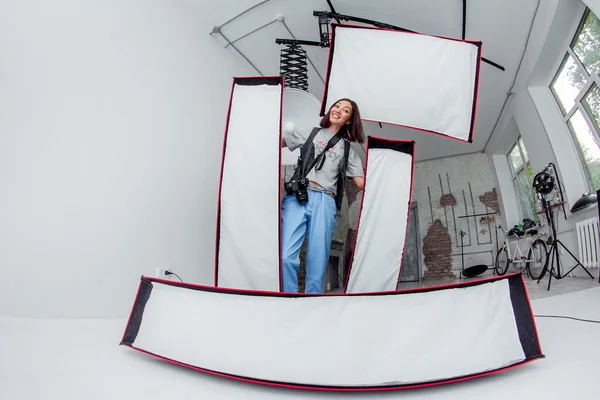 Fotograaf vrouw met brede waaier van verschillende studio verlichting — Stockfoto