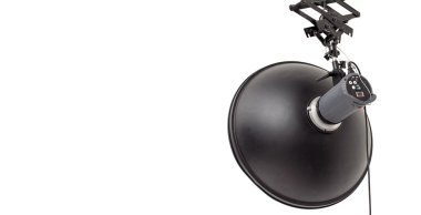 Beyaz bir arka plan karşı izole stüdyo aydınlatma ekipmanları