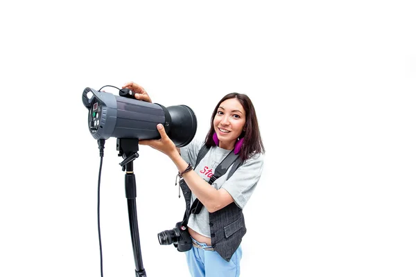 Mulher fotógrafa ajusta equipamentos flash, câmera e softbox i — Fotografia de Stock