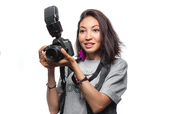 Mujer de cabello oscuro tomando una foto con una cámara moderna con flash —  Fotos de Stock