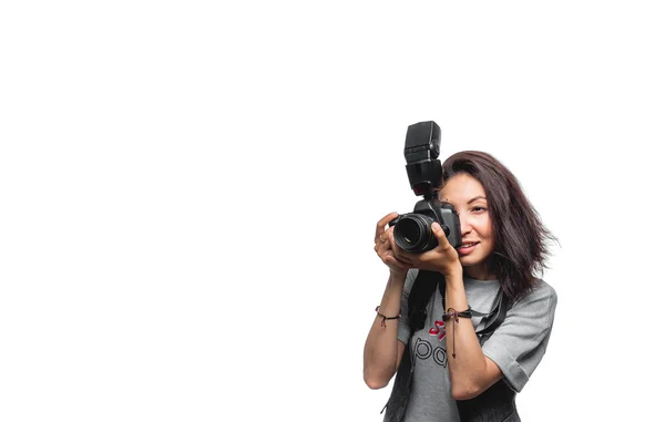 Mujer de cabello oscuro tomando una foto con una cámara moderna con flash —  Fotos de Stock