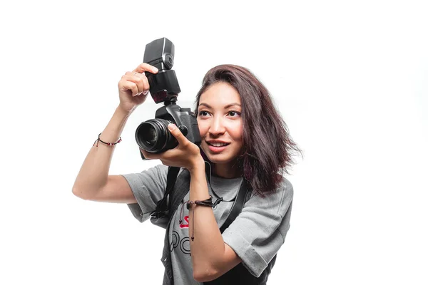 Sötét hajú nő, egy fénykép, egy modern kamera vakuval — Stock Fotó