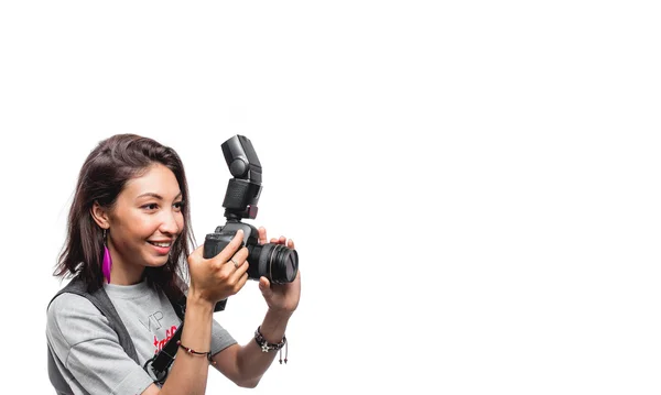 Темноволоса жінка робить фотографію з сучасною камерою з спалахом — стокове фото