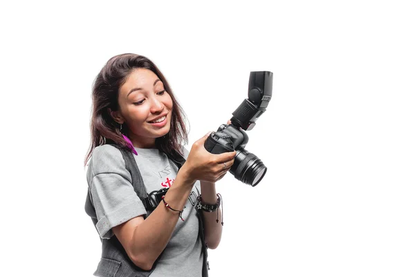 Mulher oriental sorridente bonita com câmera fotográfica. Estúdio tiro i — Fotografia de Stock