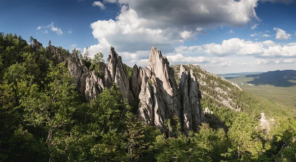 Высокий пик острой скалы на юге Урала, Таганай — стоковое фото