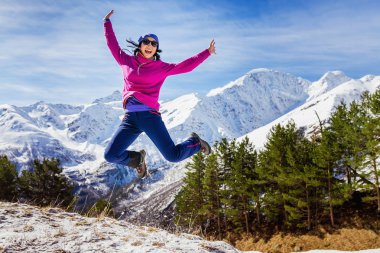 özgürlük hissi, Doğu kadın dağ en yüksek kayanın üzerinde atlama