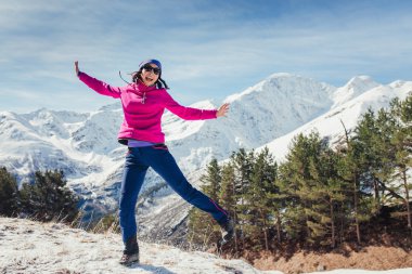 özgürlük hissi, Doğu kadın dağ en yüksek kayanın üzerinde atlama