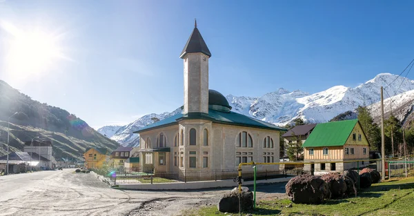 Местная мечеть в поселке Терскол близ Эльбруса, Кавказ — стоковое фото