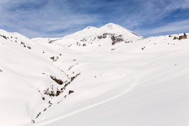 Elbruz Dağı, Avrupa'nın en yüksek zirvesi. Kafkasya, Rusya Federasyonu. Kayak Merkezi. Güzel kış manzarası