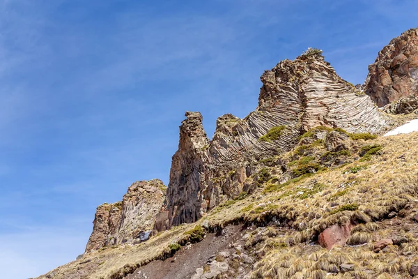 Szokatlan geológiai rock vagy szikla a bazalt collumns-hegység — Stock Fotó