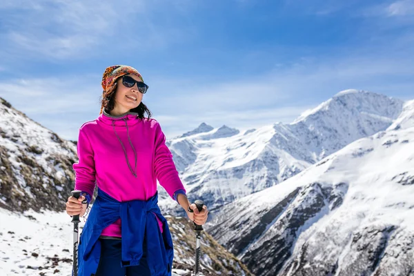 봄에 눈 덮인 코 카 서 스 산맥에 눈에 트레킹 등산객 행복 한 여자 — 스톡 사진