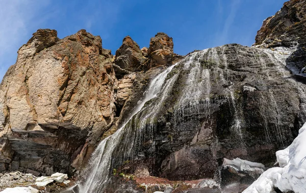 Cachoeira Tranças Girlish entre as montanhas do norte do Cáucaso no início da primavera — Fotografia de Stock