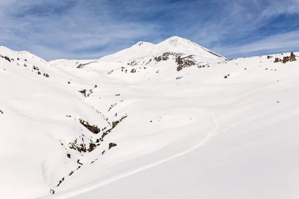 Monte Elbrus, la vetta più alta d'Europa. Caucaso, Federazione Russa. Località sciistica. Bellissimo paesaggio invernale — Foto Stock