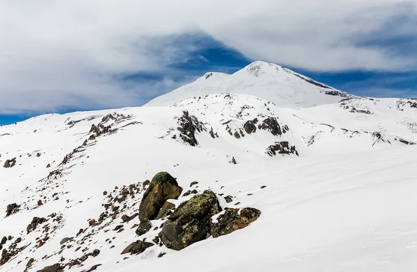 Monte Elbrus, la vetta più alta d'Europa. Caucaso, Federazione Russa. Località sciistica. Bellissimo paesaggio invernale — Foto Stock