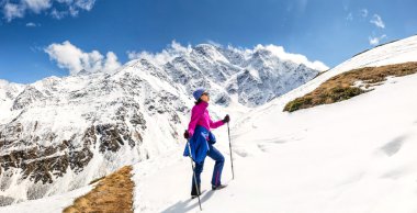 Güneşli dağ yamacı kar ve trekking Polonyalılar ile tırmanma kadın kaplı. Dağ doruklarına kavramı arasında açık