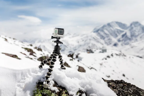 Kamera bir tripod gorilla günü ile karla kaplı monte monte.