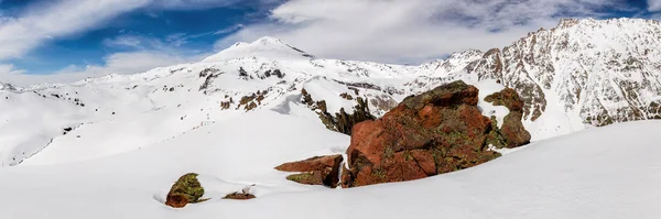 Winterlich schneebedeckter Elbrus. panoramische schöne Winterlandschaft — Stockfoto