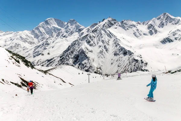 Ein Skifahrer besteigt den Elbrus - den höchsten Gipfel Europas. — Stockfoto