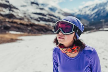Mutlu kız giyinmiş Kayak veya snowboard moda maske gözlük. Dağ manzarası. Aşırı macera. Kış Kayak Merkezi