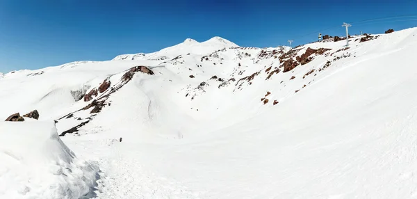 Panorama des elbrus und des wichtigsten kaukasischen kammes winter bei sonnigem wetter — Stockfoto