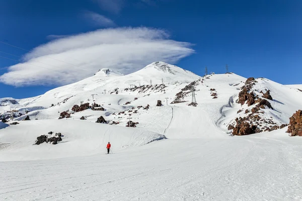 Panorama des elbrus und des wichtigsten kaukasischen kammes winter bei sonnigem wetter — Stockfoto