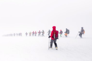 Elbruz, Kafkas Dağları, Rusya. Siste Elbrus sayfasından dağcı büyük bir grup iner. Bir kar fırtınası içinde dağ tırmanma kavramı