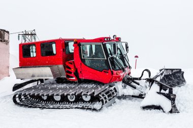 Snowcat ski Resort Elbrus güçlü kar blizzard sonra