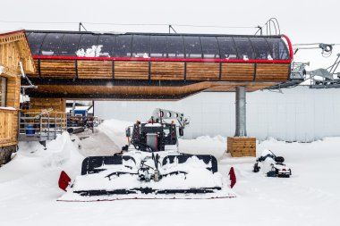Snowcat kar yağışı dağlarda Kayak Resort Elbrus kablo duran, yamaçta sonra yol ve kar arabası