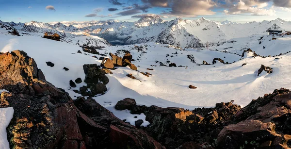 Bellissimo paesaggio primaverile al tramonto tra le montagne innevate — Foto Stock