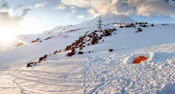 Fortgeschrittenes Lager der alpinen Expedition. Zelt geschützt durch die Schneemauer der Expedition auf den Elbrus 5642 m Höhe am Schneehang. — Stockfoto