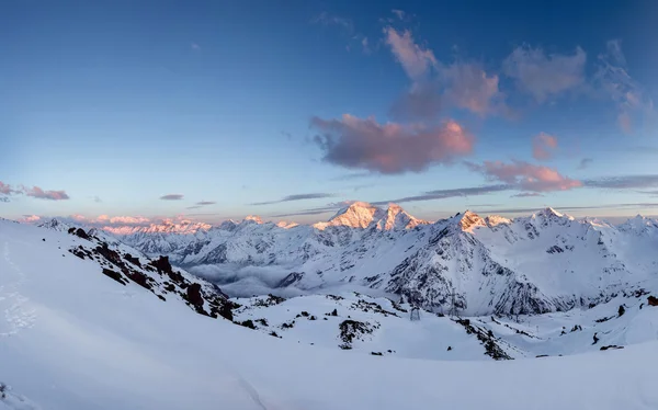 Montagne innevate invernali al tramonto. Effetto tonificante creativo. Bellissimo paesaggio invernale nelle montagne del Caucaso — Foto Stock