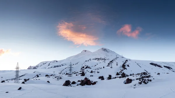 Wunderschöne Winterlandschaft mit schneebedecktem Elbrus bei Sonnenuntergang. — Stockfoto