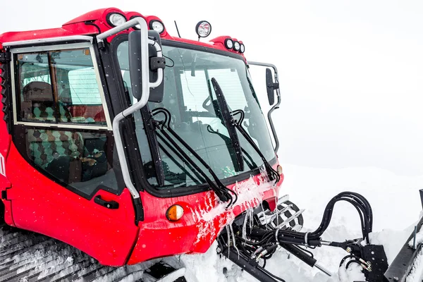 Schneekatzenhaus. Snowcat ist ein Transport für Extremsportler Skifahrer und Snowboarder auf verschneiten Hängen — Stockfoto