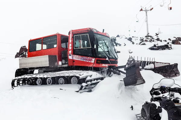 Pistenraupe im Skigebiet Elbrus nach starkem Schneesturm — Stockfoto