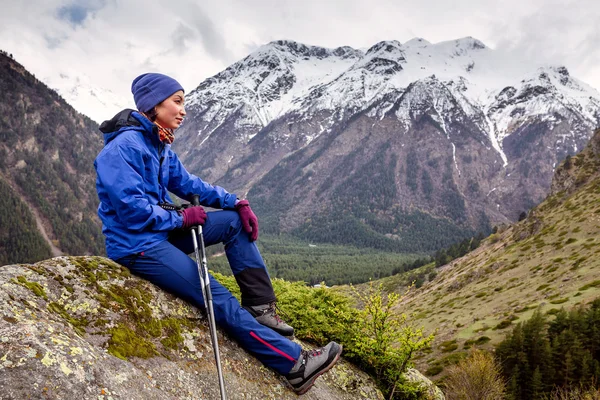 Kobieta wycieczkowicz relaks i odpoczynek na skale na szczycie góry, Caucasus — Zdjęcie stockowe