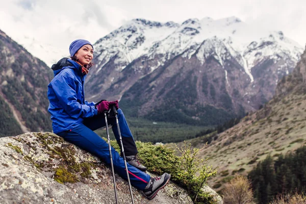 Mujer excursionista relajándose y descansando en la roca en la cima de la montaña, Cáucaso —  Fotos de Stock