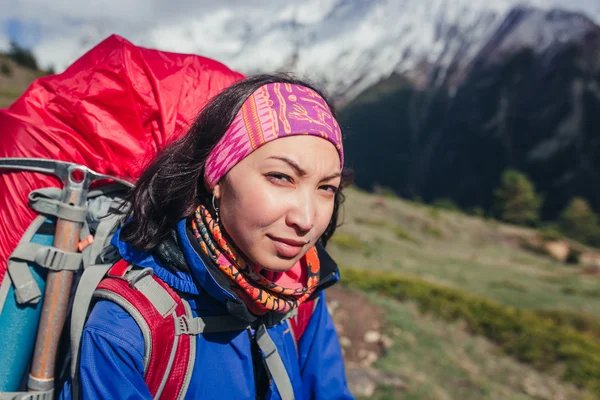 Retrato de mulher nas montanhas durante caminhadas no Cáucaso — Fotografia de Stock