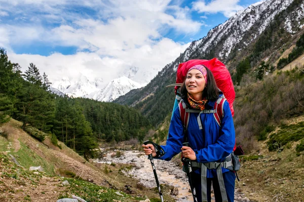 Kadın dağ uzun yürüyüşe çıkan kimse sırt çantası ile zevk görünümünde Kafkas Dağları, Elbrus region, Rusya Federasyonu. — Stok fotoğraf