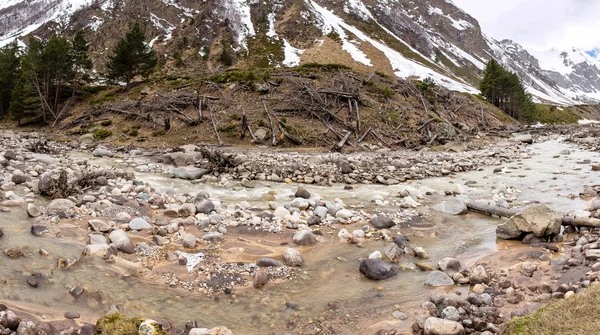 Rastros del reciente deslizamiento de tierra, avalancha y deslizamiento de tierra en las montañas del Cáucaso Central — Foto de Stock