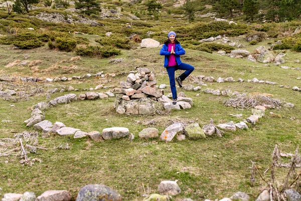 Femme randonneuse debout en spirale mystique ésotérique, construite en pierre dans une vallée de montagne — Photo