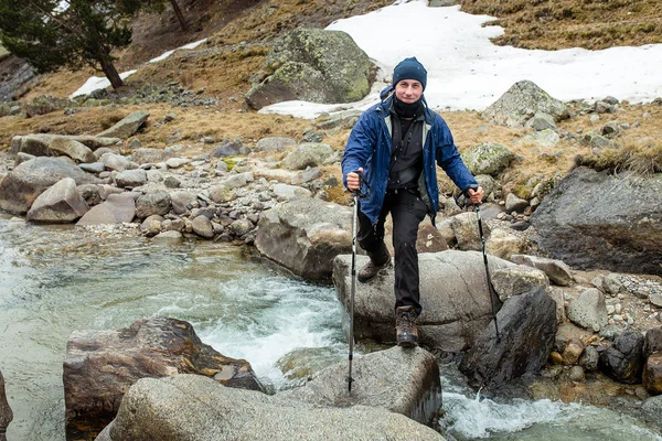 Хікер перетинає гірську річку — стокове фото
