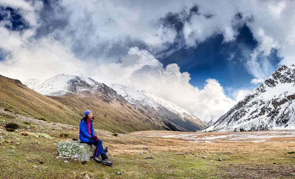 La muchacha descansa después de la ascensión difícil en las montañas — Foto de Stock