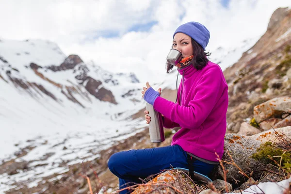 Fiatal, boldog, vidám nő hátizsákos turista önti a teát egy Termosz-hegységben-kirándulás — Stock Fotó