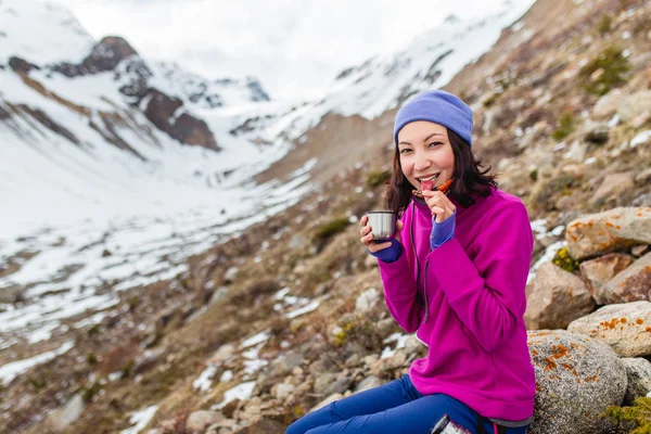 Utazó nő van ebéd a természet. Tea és snack — Stock Fotó