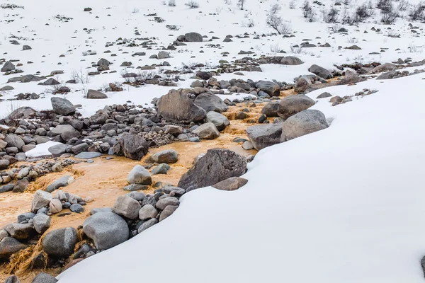 Río fangoso de la montaña de la nieve al derretirse los picos glaciares de las montañas de Altai — Foto de Stock