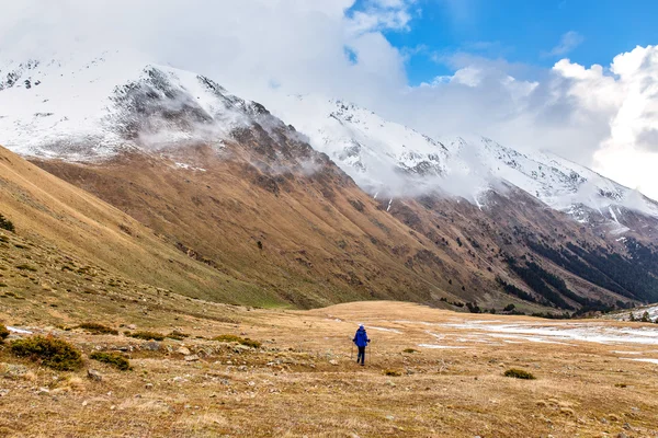 Női természetjáró nézi a trekking ösvény, egy tavaszi napon a Vercors, Franciaország. — Stock Fotó