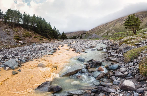 Fusión de dos ríos de montaña de diferentes colores — Foto de Stock