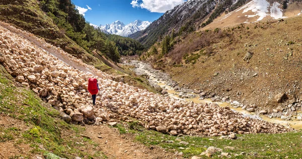 Caminante pasa a través de una avalancha en las montañas del Cáucaso Central — Foto de Stock